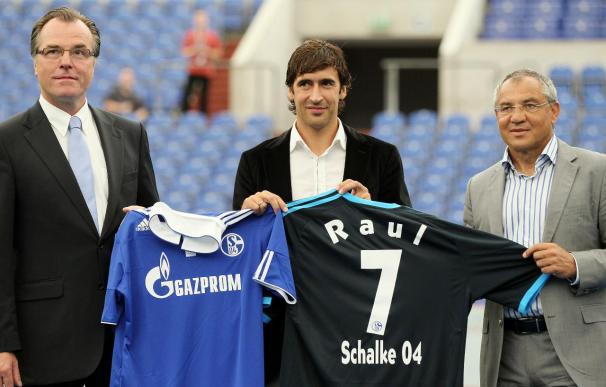 Raúl posa como nuevo jugador del Schalke 04