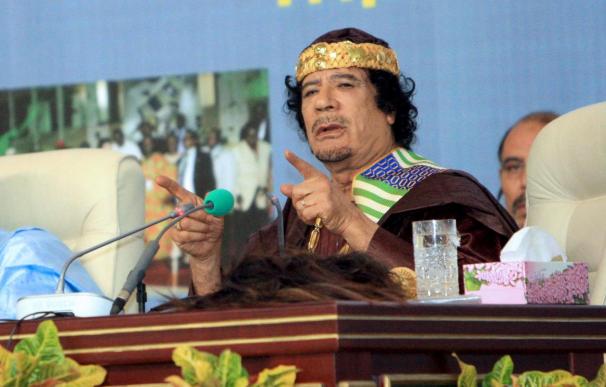 Gadafi insta a la población a combatir a los manifestantes, que vincula a Al Qaeda
