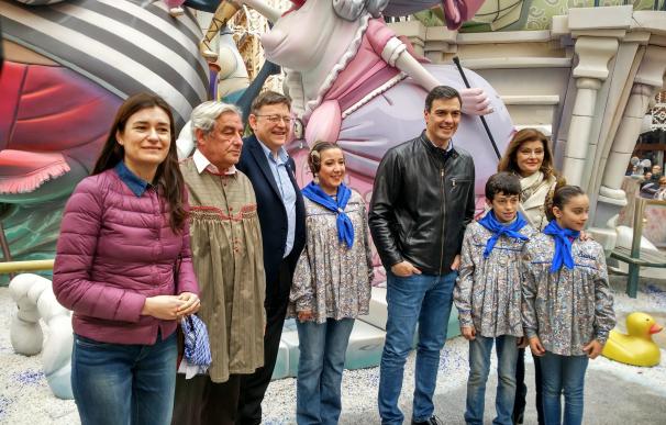 Pedro Sánchez culmina su agenda fallera con una comida en un casal de Patraix y la visita al monumento ganador