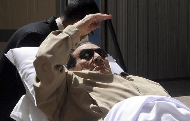 Mubarak cree que Junta Militar lo engañó para llevarlo a cárcel, según un diario cairota