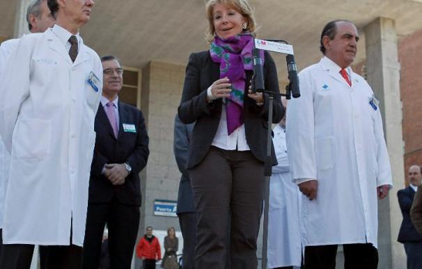 Esperanza Aguirre sale con ánimo del hospital y prevé volver al trabajo en pocos días