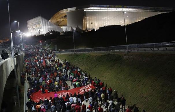 Miles de personas sin casa marchan al estadio inaugural del Mundial