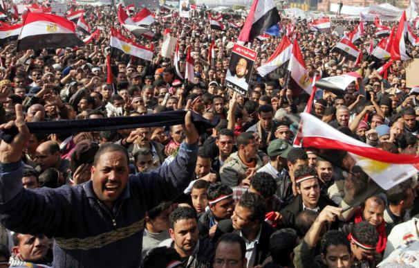 Estalla la euforia en la plaza Tahrir, a donde se dirigen miles de personas