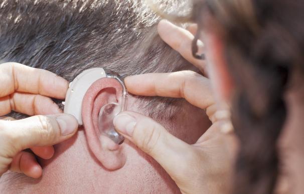 Un 45% de los casos de pérdida de audición por contaminación acústica requieren el uso de audífonos