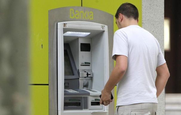Los españoles han tirado de sus depósitos en el banco para superar la cuesta de enero.
