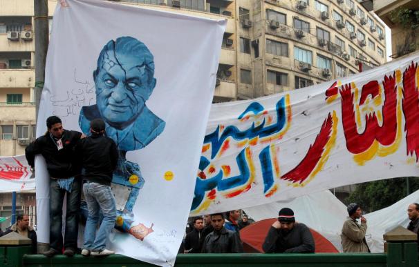 La oposición y personalidades egipcias insisten en que Mubarak renuncie al poder