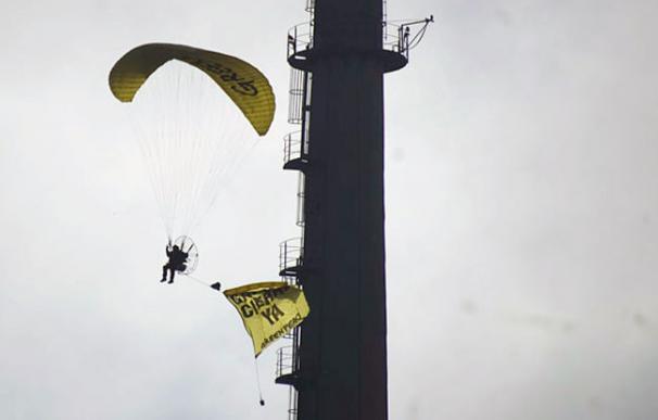 Greenpeace sobrevuela la central nuclear de Garoña para demostrar su "falta de seguridad"