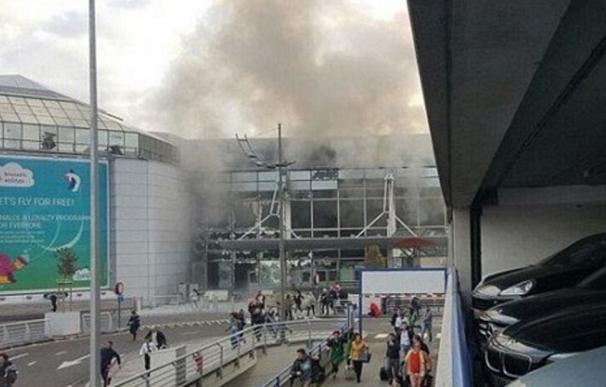 Desalojado el aeropuerto de Bruselas tras dos explosiones