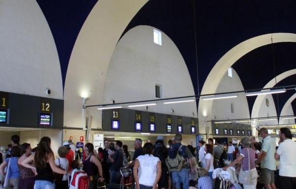 Cancelados dos vuelos entre Sevilla y Bruselas por el cierre del aeropuerto, y en Málaga no hay cancelaciones