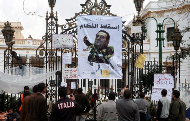 Mubarak se aferra al poder pero cede prerrogativas a su vicepresidente