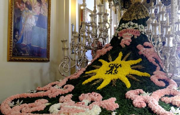 De la Torre realiza la ofrenda floral a la Virgen de las Penas