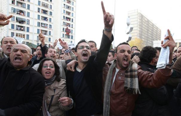 La Policía disuelve la manifestación y detiene a decenas de personas en Argel