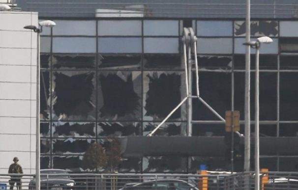 Hallan un AK47 y un cinturón con explosivos en el aeropuerto de Bruselas