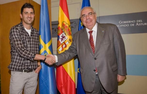David Villa se muestra orgulloso de su "grado de asturianía" al recibir la Cruz de la Victoria