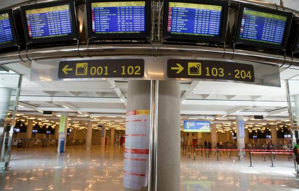 La huelga cancela 9 vuelos internacionales y provoca retrasos de más de dos horas