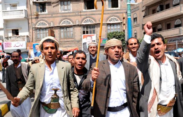 Partidarios del presidente yemení disuelven con violencia una manifestación de la oposición