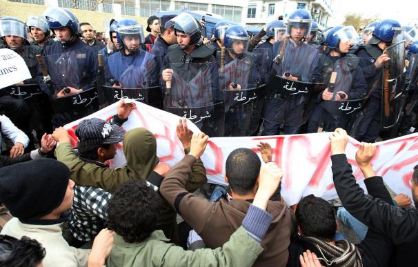 Miles de policías impiden la mayor manifestación en Argel de la última década