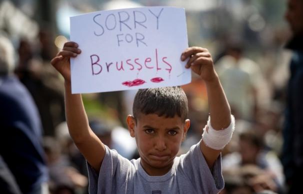 Un niño, en Idomeni, se solidariza con las víctimas de los ataques en Bruselas