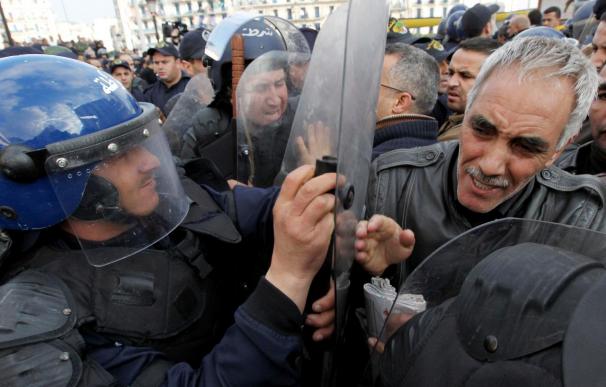 Varios heridos en enfrentamientos entre policías y manifestantes en Argel