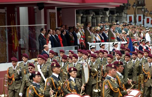 El Rey bromea tras presidir la celebración por el Día de las Fuerzas Armadas: "A ver si hubierais aguantado vosotros"