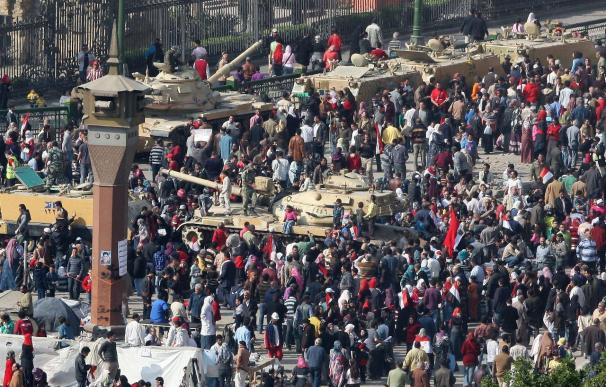 Decenas de miles de egipcios desmantelan el campamento instalado en la plaza de Tahrir