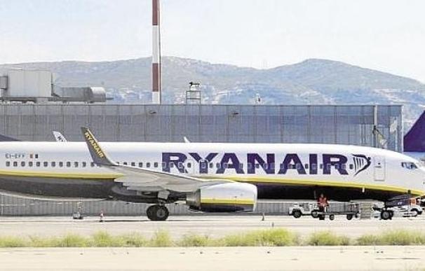 Un pasajero en silla de ruedas denuncia a Ryanair por obligarlo a arrastrarse