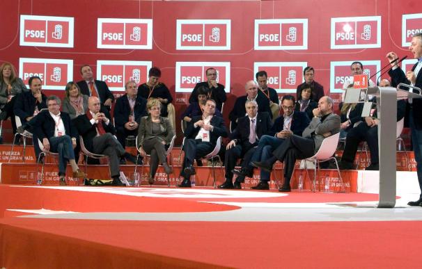 El PSOE se conjura contra las encuestas y declara la guerra a los corruptos