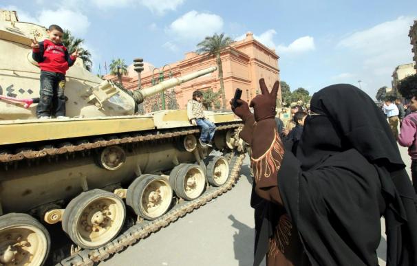 El Ejército egipcio retrasa el inicio del toque de queda hasta medianoche