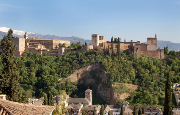 La nueva guía oficial de La Alhambra incluye detalles y secretos del recinto