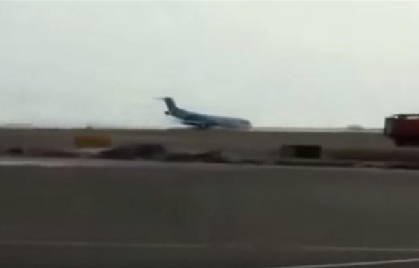 Un avión toma tierra sin el tren de aterrizaje delantero en el aeropuerto de Astana, Kazajistán (Youtube)