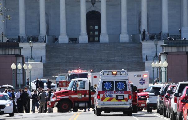 Policías, médicos y bomberos se han desplegado en torno al Capitolio.