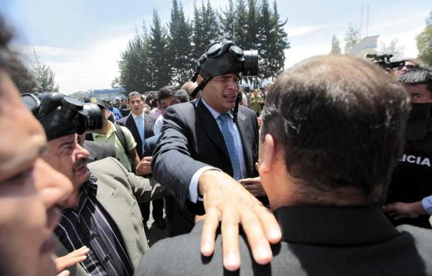Correa arenga a sus simpatizantes tras ser liberado por fuerzas militares