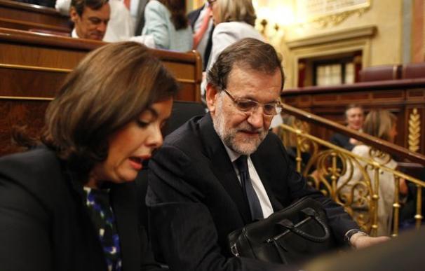Rajoy, con Santamaría, en el Congreso de los Diputados.
