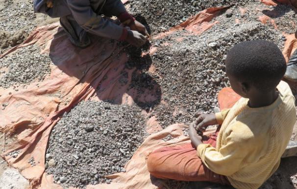 El cobalto se extrae de forma manual en las minas de la RDC y a menudo participan en el trabajo menores. © AI y Afrewatch