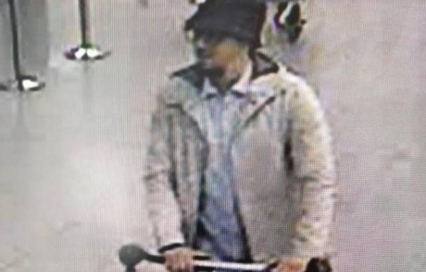 Bélgica sigue sin identificar al 'hombre del sombrero' del aeropuerto de Bruselas