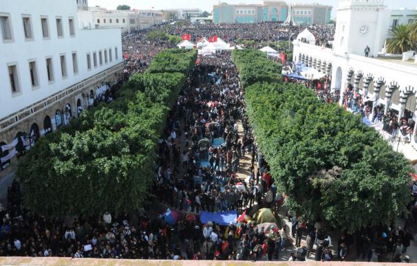 La policía tunecina carga contra los manifestantes ante la sede de Interior