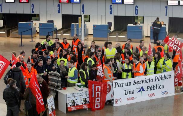 Los sindicatos amenazan con huelgas en Semana Santa si sigue la privatización de AENA
