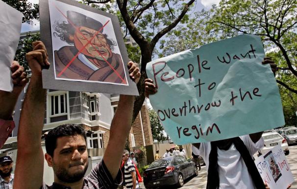Gadafi responde de nuevo con amenazas a los miles de manifestantes de Bengasi