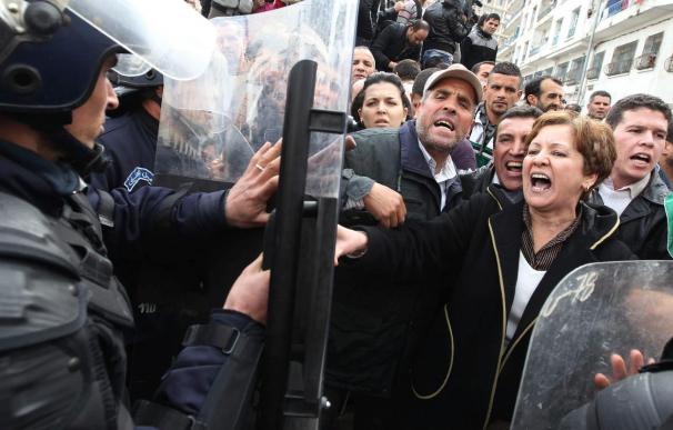 La Policía impide de nuevo por la fuerza otra manifestación en Argel