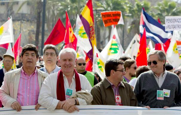 Cayo Lara acusa a Zapatero de aplicar "las políticas que emanan de la FAES"
