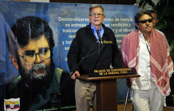 Las FARC restan importancia a la polémica foto de unos guerrilleros en un barco de recreo