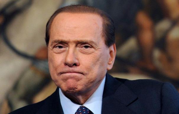 Berlusconi asegura no estar preocupado y reitera que seguirá con su Gobierno