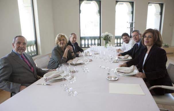 Carmena almuerza en el Palacio de Cibeles con sus antecesores Barranco, Álvarez del Manzano, Gallardón y Botella