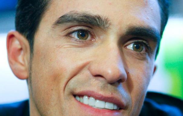 Contador, contento y bien recibido, toma la salida en la Vuelta al Algarve