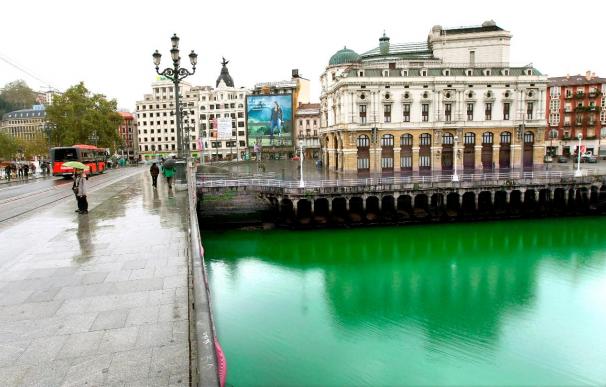 Tiñen de verde diferentes ríos en dieciocho localidades vascas