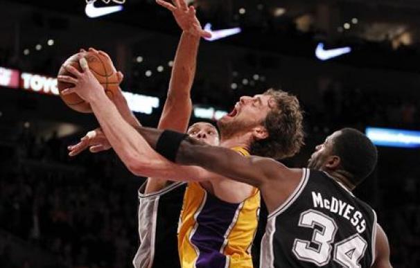 McDyess da el triunfo a los Spurs sobre Lakers en el cierre