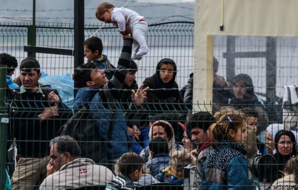Migrantes esperan en un centro turco de detención en Izmir, el 20 de marzo de 2016, tras ser capturados intentando llegar en barco a Grecia