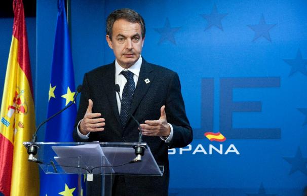 Zapatero no descarta controlar por ley el déficit público y pide acuerdo con las comunidades