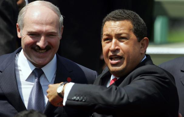 El presidente bielorruso, Alekandr Lukashenko junto con su homólogo venezolano, Hugo Chávez.