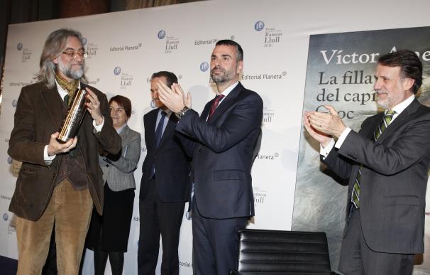 Víctor Amela recibe el XXXVI Premi Ramon Llull por 'La filla del capità groc'